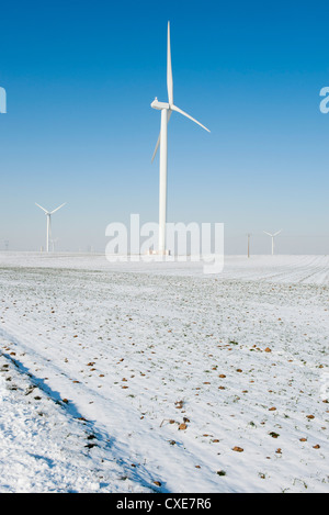 Éoliennes dans le champ couvert de neige Banque D'Images