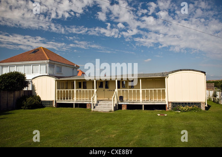 Maison créée à partir de vieux wagons de chemin de fer dans la région de East Wittering, West Sussex, UK Banque D'Images