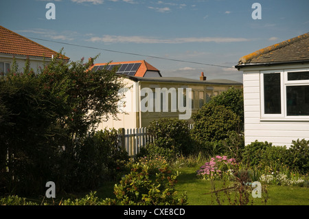 Maison créée à partir de vieux wagons de chemin de fer dans la région de East Wittering, West Sussex, UK Banque D'Images