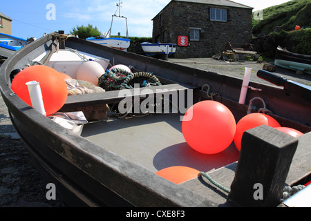 Petit bateau de pêche avec des flotteurs Net Orange Banque D'Images