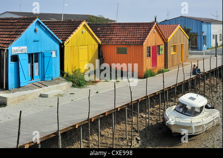 Cabines colorées d'ostréiculteurs dans le port de Château-d'Oléron sur l'île Ile d'Oléron, Charente Maritime, France Banque D'Images