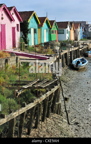 Cabines colorées d'ostréiculteurs dans le port de Château-d'Oléron sur l'île Ile d'Oléron, Charente-Maritime, France Banque D'Images