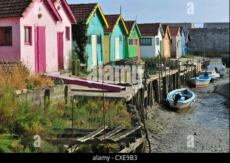 Cabines colorées d'ostréiculteurs dans le port de Château-d'Oléron sur l'île Ile d'Oléron, Charente Maritime, France Banque D'Images