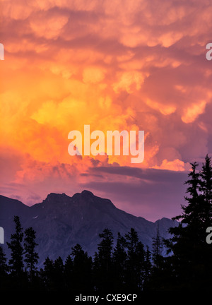 L'ALBERTA, CANADA - Les Nuages au coucher du soleil près de Banff. Banque D'Images