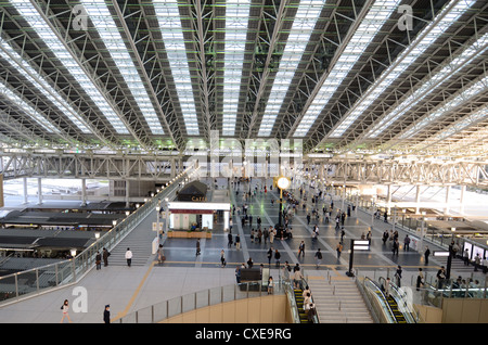 Le hall principal de la Japan Railway (JR) gare d'Osaka, un nouveau cadre qui a ouvert ses portes en 2011. Banque D'Images