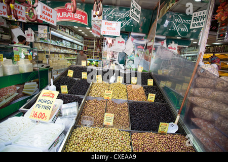 Les aliments, les épices, les loukoums, les touristes, les clients, dans le marché aux épices, à Istanbul, en Turquie Banque D'Images