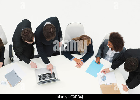 Des collègues de collaborer sur le projet Banque D'Images