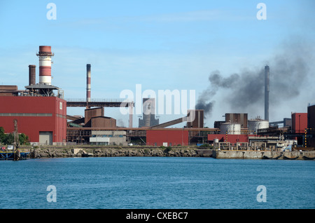 Cheminées et pollution de l'air provenant du port autonome de Marseille ou Marseille Provence France, ArcelorMittal Steelworks Martigues Banque D'Images