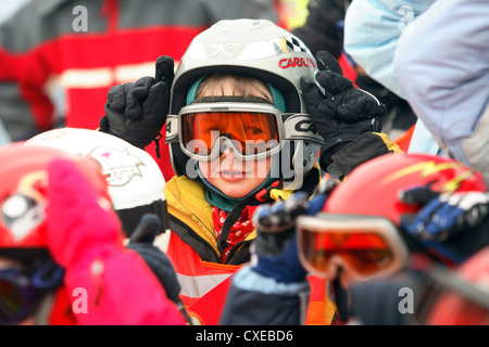 Le Tyrol, un enfant sur un séjour au ski en mode portrait Banque D'Images