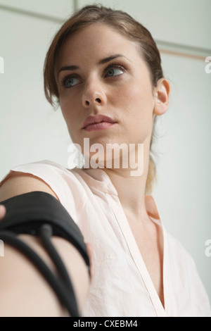 Young woman getting tension artérielle, low angle view Banque D'Images