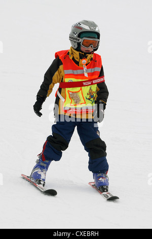 Le Tyrol, un enfant apprend à skier Banque D'Images