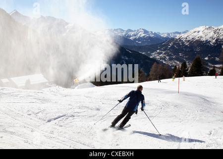 Le Tyrol, snow cannon fausse neige pulvérisée sur une piste de ski Banque D'Images