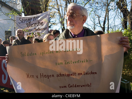 Manifestation devant l'Plastinarium en Beeskow Banque D'Images