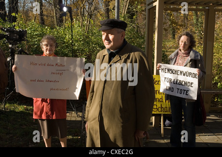 Manifestation devant l'Plastinarium en Beeskow Banque D'Images