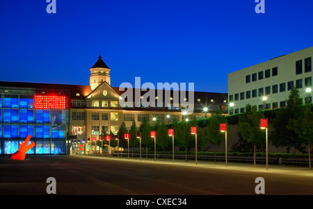 Karlsruhe - La soirée ZKM éclairé Banque D'Images