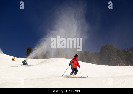 Le Tyrol, snow cannon fausse neige pulvérisée sur une piste de ski Banque D'Images