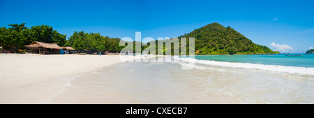 Selong Belanak Beach, Lombok, un panorama de la plage de sable blanc parfaite dans le sud de Lombok, Indonésie, Asie du sud-est Banque D'Images