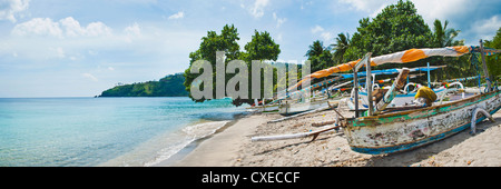 Bateau de pêche traditionnel à Nippah Beach sur Lombok, une île tropicale dans la région de West Nusa Tenggara, en Indonésie, en Asie du Sud-Est, l'Asie Banque D'Images