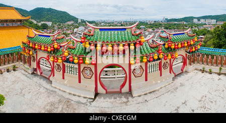 Vue sur Georgetown de Temple de Kek Lok Si, Penang, Malaisie, Asie du Sud, Asie Banque D'Images