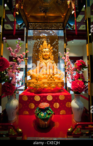 Bouddha d'or au Buddha Tooth Relic Museum de Chinatown, à Singapour, en Asie du Sud-Est, l'Asie Banque D'Images