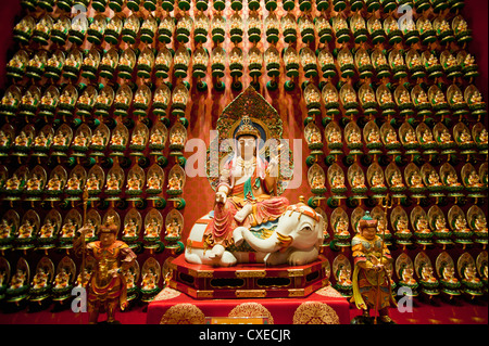 Mur de statues d'or au Buddha Tooth Relic Museum de Chinatown, à Singapour, en Asie du Sud-Est, l'Asie Banque D'Images