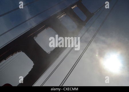 Soleil la brume sur le Golden Gate Bridge, San Francisco Banque D'Images