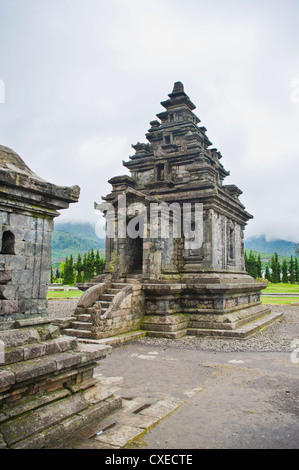 Au Candi Arjuna Temple Hindu Temple complexe, Dieng Plateau, centre de Java, en Indonésie, en Asie du Sud-Est, l'Asie Banque D'Images