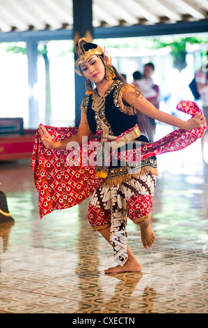 Femme l'exécution d'un palais traditionnel javanais de danse au Palais du Sultan (Kraton), Yogyakarta, Java, Indonésie Banque D'Images