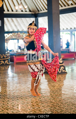 Une femme d'effectuer une danse traditionnel javanais au Palais du Sultan (Kraton), Yogyakarta, Java, Indonésie, Asie du sud-est Banque D'Images