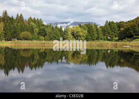 Ciel nuageux reflète dans petit lac Banque D'Images