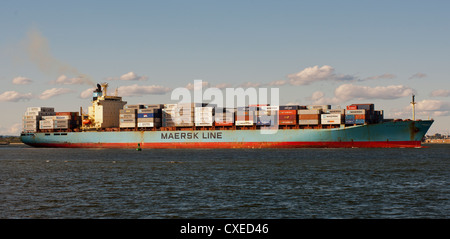 Le Maersk Line Champion des terres de la mer chargés de conteneurs quitte le port dans le New York et le New Jersey Harbour Banque D'Images