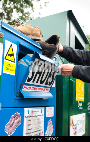 Une banque de recyclage des chaussures à Littlehampton, Shropshire, Angleterre Banque D'Images