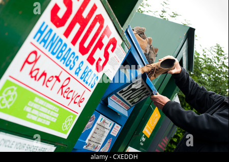 Une banque de recyclage des chaussures à Littlehampton, Shropshire, Angleterre Banque D'Images