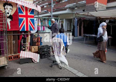 UK. Les consommateurs musulmans dans WATNEY STREET MARKET DANS SHADWELL EST DE LONDRES Banque D'Images