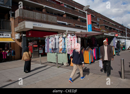 Les consommateurs musulmans dans WATNEY STREET MARKET DANS SHADWELL, EAST LONDON, UK Banque D'Images