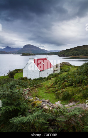 Chalet toit rouge et blanc, donne sur le Loch Shieldaig, Wester Ross, Scotland Banque D'Images