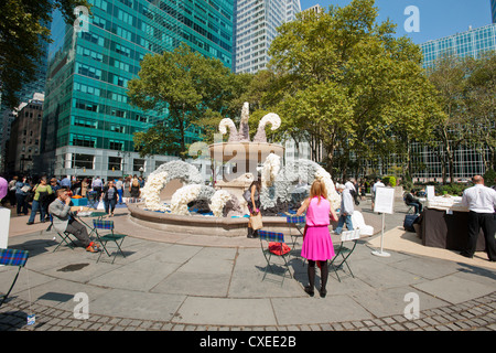 Dans le cadre de la "découverte" de la laine la fontaine de Bryant Park à New York est décorée dans une sculpture de laine Banque D'Images