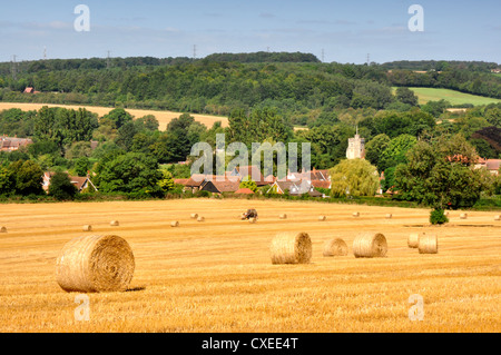 Collines de Chiltern Buckinghamshire - Récolte - champ de chaume d'or et bottes de paille-automne soleil - toile Little Missenden Banque D'Images