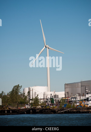 Une éolienne de 260 pieds de l'Bayonne (NJ) est l'Autorité des services publics municipaux vu à Bayonne, NJ Banque D'Images