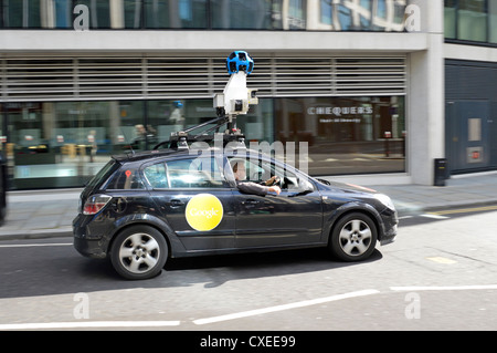 Google car & gros plan de l'équipement de caméra vidéo fixé dans le toit du véhicule filmant des images de carte pegman de rue conduisant Fetter Lane City de Londres Angleterre Royaume-Uni Banque D'Images