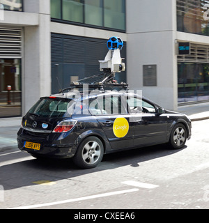 Google car & gros plan de l'équipement de caméra vidéo fixé dans le toit du véhicule filmant des images de carte pegman de rue conduisant Fetter Lane City de Londres Angleterre Royaume-Uni Banque D'Images