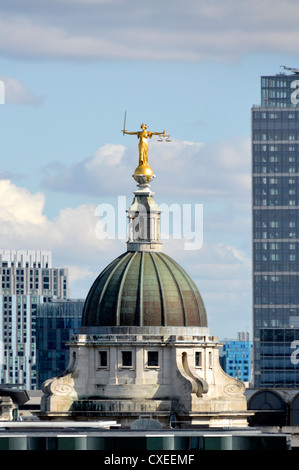 Horizon de Londres statue de Lady Justice ou Scales of Justice au sommet du dôme Old Bailey bâtiment à la Cour pénale centrale à Londres Angleterre Royaume-Uni Banque D'Images