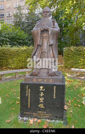 Statue de Confucius dans les jardins à l'extérieur de la bibliothèque Maughan au Kings College de Londres Angleterre Royaume-uni Banque D'Images