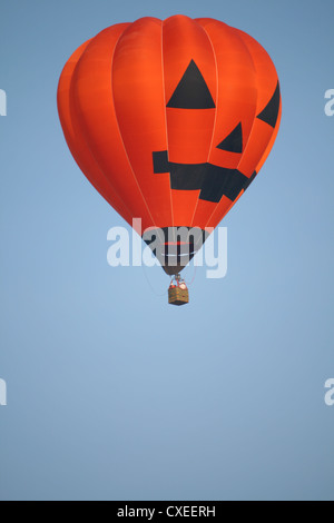 Ballon Halloween orange dans l'air Banque D'Images