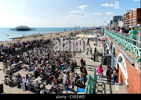 Les gens de détente sur le front de mer de Brighton. Banque D'Images