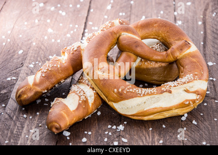 Les bretzels au sel sur fond de bois Banque D'Images