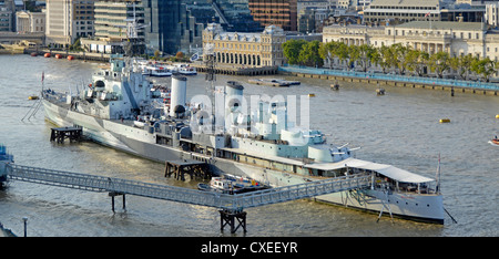 Le HMS Belfast à l'origine un croiseur léger de la Royal Navy amarré en permanence dans le cadre de l'Imperial War Museum Tamise à la piscine de Londres Angleterre Royaume-uni Banque D'Images