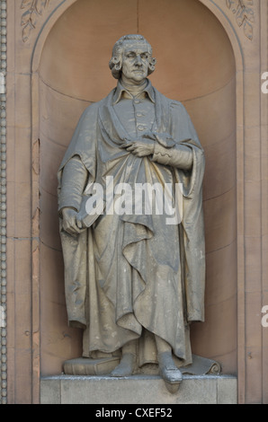 Londres, Angleterre, Royaume-Uni. Statue : Adam Smith (par William Theed) sur Burlington Gardens façade de l'Académie royale (Burlington House) Banque D'Images