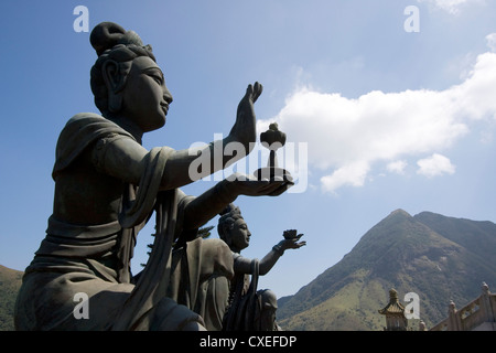 L'éloge des statues de Buddhistic et faire des offres à l'Tian Tan Grand Bouddha, sur l'île de Lantau, Hong Kong, Chine. Banque D'Images