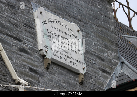 Plaque à l'horloge et de la tourelle sur le Guildhall, Cardigan Banque D'Images